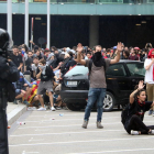 Imagen de manifestantes y policía este 14 de octubre de 2019 en el aeropuerto del Prat.