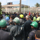 Plano medio de los trabajadores concentrados en las puertas de Repsol Petróleo, en La Pobla de Mafumet.