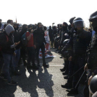 Los manifestantes y los Mossos, cara a cara, ante el acceso a la AP-7 en Tarragona.
