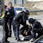 Pla obert del noi detingut pels Mossos d'Esquadra, d'esquenes i emmanillat, a les proximitats del peatge de l'AP-7 a Tarragona. Imatge del 21 de febrer del 2019