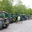 Imagen de tractores aparcados en la Rambla de Sant Francesc de Vilafranca del Penedès este 16 de agosto.
