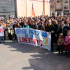 Pla general de les persones concentrades a la plaça Barcelona de Tortosa aquest 21-F al migdia. Imatge del 21 de febrer de 2019