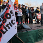 La tarima con los representantes de las entidades convocantes de la huelga durante la lectura del manifiesto a la concentración de Tortosa.