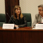 El president de la comissió d'investigació del 155, Antoni Morral, amb la presidenta del grup CatECP, Jéssica Albiach, al costat i una cadira buida aquest 13 de juny.