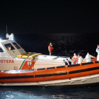 Embarcació dels guardacostes italians que han escortat una pastera amb 57 migrants que ha atracat al port de Lampedusa dissabte a la nit.