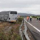 Imagen del accidente entre un coche y un autobús en la AP-7 en Amposta.
