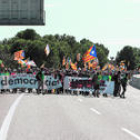Un gran número de participantes en la Marxa per la Llibertat caminan por la autopista AP-7 en dirección al Vendrell.