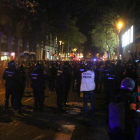Cordó dels Mossos, en primer terme davant de la línia de manifestants, al voltant de la delegació del govern espanyol a Barcelona el 15 d'octubre.