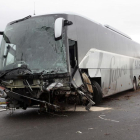 Imatge de l'estat en què ha quedat l'autobús implicat en l'accident.
