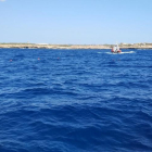 Els socorristes del vaixell, juntament amb els guardacostes italians, estan treballant per rescatar les persones que s'han llançat a l'aigua.