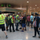 Pla general de la quinzena de treballadors d'Ibèria concentrats a la zona d'arribades de l'aeroport del Prat.