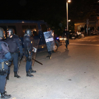 Pla general dels agents de la Policia Nacional al centre de Tarragona durant els aldarulls d'aquesta nit de dijous. Imatge del 17 d'octubre del 2019 ( Horitzontal).