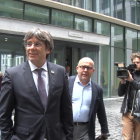 El expresidente Carles Puigdemont y su abogado Gonzalo Boye a la salida de la fiscalía de Bruselas.