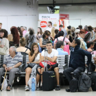 Usuarios de Renfe afectados por la avería esperando en la estación de Sants.