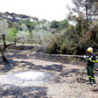 Dos agentes rurales inspeccionando la hoguera que habría originado el incendio del Perelló.