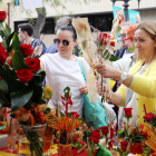 Image de dos mujeres comprando rosas durante la Diada e Sant Jordi en la Rambla Nova de Tarragona.