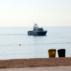 Un barco de la Guardia Civil en la zona de la playa de San Sebastián donde se ha encontrado el artefacto explosivo.