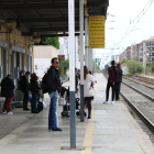 Pasajeros a la estación de Cambrils esperando el tren, después de que se haya restablecido el servicio ferroviario entre Cambrils y Vandellòs.