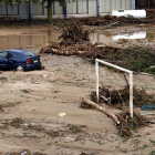 Pla picat d'una zona de Montblanc amb una porteria de futbol, un cotxe malmès i un dipòsit arrossegats entre el fang i els troncs que ha deixat la riuada. Imatge del 23 d'octubre del 2019 (horitzontal)