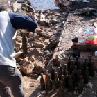 Plan|Plano abierto de los vecinos de l'Espluga de Francolí recogiendo botellas de vino de la bodega Rendé Masdéu en la zona más afectada del municipio. Imagen del 24 de octubre del 2019 (Horizontal).