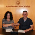 Plano abierto del apretón de manos de manos entre la cabeza de lista de En Comú Podem en Calafell, Isabel Bou, y el alcaldable del PSC, Ramon Ferré, después de firmar el pacto de gobernabilidad 2019-2023.