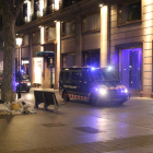 Tres furgonetas de los Mossos d'Esquadra durante los disturbios en Barcelona