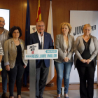 El cabeza de lista de Junts per Reus, Carles Pellicer, en rueda de prensa con el resto de concejales electos.