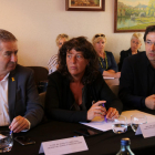 La consellera Teresa Jordà en la reunión con los alcaldes de los municipios afectados por el incendio.