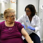 Usuària del CAP Onze de Setembre de Lleida vacunant-se per la grip