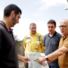 Enric Vadell, al centre, visitant la zona afectada per l'incendi amb tècnics del Departament d'Agricultura, el director territorial i el responsable de l'ADF.