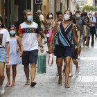 Imagen de gente con mascarilla paseando por Reus.