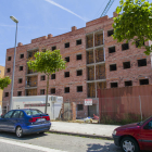 Aspecte actual de l'edifici de cinc plantes situat al carrer Mas dels Cups del barri de Sant Ramon.