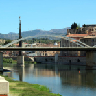 La façana fluvial de Tortosa amb el monument franquista al mig del riu