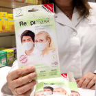 Una de las pocas mascarillas que quedan en la farmacia Noguera de Girona después de que la mayoría de ellas se hayan vendido a causa del coronavirus.