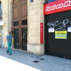 Dos establiments tancats en el tram de la Rambla Nova entre els carrers Sant Francesc i Assalt.