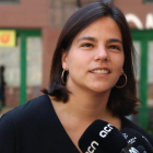 Primer plano de Núria Borràs, compañera de Teresa Cardona, en una atención a los medios.