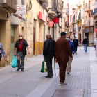 El carrer Sant Blai, un dels principals eixos comercials de Tortosa, el primer dia de fase 1 de desconfinament.