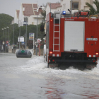 Un camión de los Bomberos circulando por la Avenida de la Diputación de Cambrils, corte por inundación.