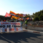 Pla general de la capçlaera de la manifestació dels treballadors de la fàbrica de Saint-Gobain de l'Arboç en la mobilització per denunciar el tancament de la divisió Glass, al seu pas per l'N-340