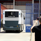 El autocar con los presos independentistas, entrando en la prisión de Zuera.