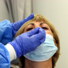 Imagen de una mujer haciéndose el test rápido de antígenos el 21 de octubre de 2020.