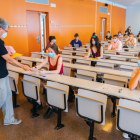 Pla mitjà d'una aula abans de començar el primer examen de selectivitat al Campus Catalunya de la URV.