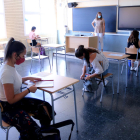 Pla general de l'interior d'una aula de l'institut Julio Antonio de Móra d'Ebre, el primer dia de selectivitat.