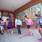 Varios niños en la entrada de una escuela el primer día de clase.