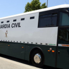 L'autobús de la Guàrdia Civil amb els polítics presos arribant a Brians 2.