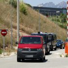 La furgoneta vermella que porta alguns polítics presos de la presó de Brians 2 a la de Lledoners, escortada per vehicles dels Mossos.
