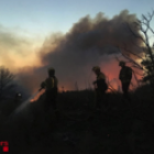 Imatge d'efectius dels Bombers treballant en el foc forestal de la Ribera d'Ebre.