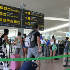 Plano general de pasajeros haciendo cola para acceder a la T1 del Aeropuerto del Prat.