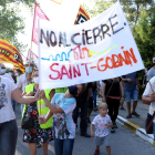Una família que ha participat en la manifestació de diumenge dels treballadors de la fàbrica de Saint-Gobain de l'Arboç.