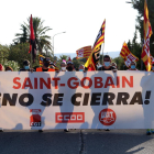 La capçlaera de la manifestación de los trabajadores de la fábrica de Saint-Gobain de l'Arboç en la movilización del domingo.